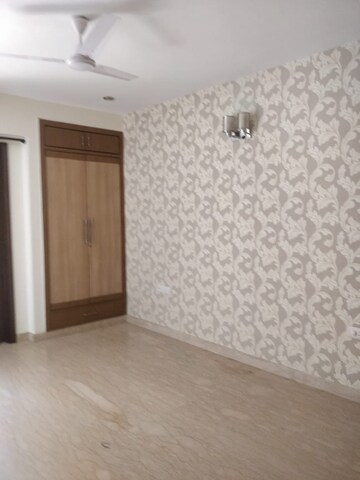 Room in 3 BHK Apartment at Safdarjang Enclave – for Rent