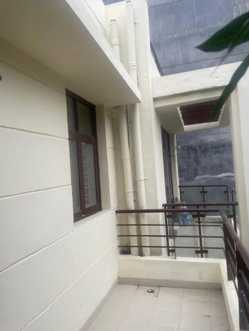 Staircase in 2 BHK Apartment at Sector 40 – for Rent