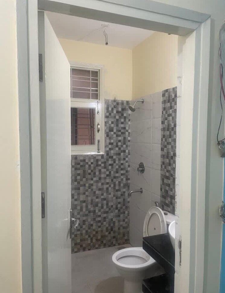 Bathroom, sector 40 2 Bedroom 250 Sq.Mt. Apartment In Sector 40 Noida 8024361