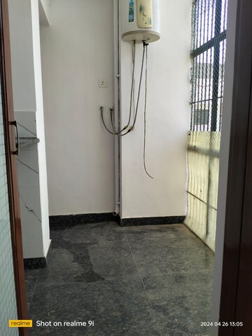 Room in 3 BHK Apartment at South Extension ii – for Rent