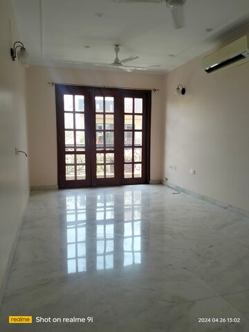 Room in 3 BHK Apartment at South Extension ii – for Rent
