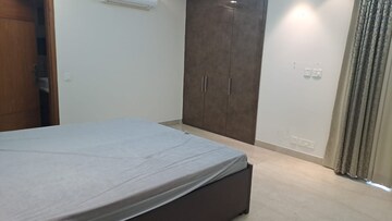 Room in 4 BHK Apartment at Vasant Vihar – for Rent