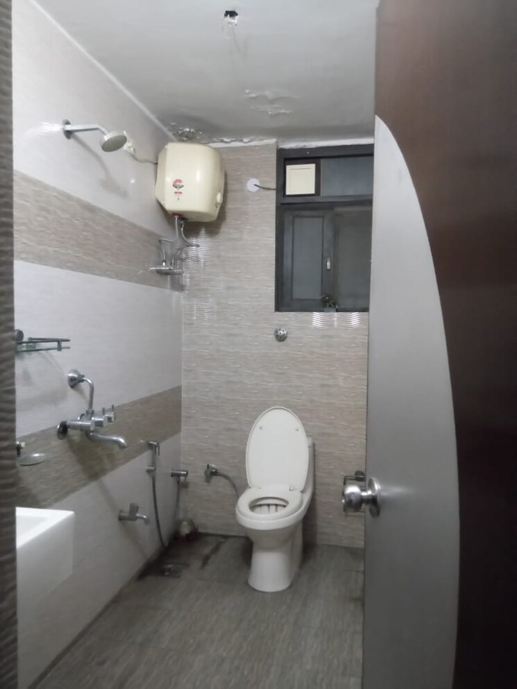 Bathroom, rajendra nagar 4 Bedroom 1800 Sq.Ft. Builder Floor In Rajendra Nagar Ghaziabad 8024709