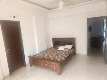 Room in 3 BHK Apartment at Alkapuri – for Sale