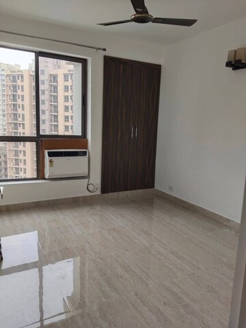 Room in 3 BHK Apartment at Unitech The Residences Sector 33, Sector 33 – for Rent