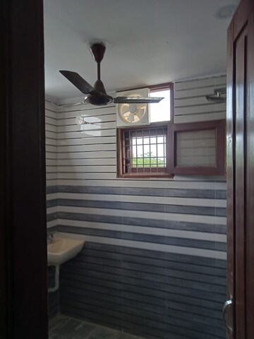 Room in 3 BHK Builder Floor at Sector 14 – for Rent