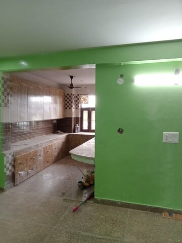 Room in 3 BHK Builder Floor at Sector 14 – for Rent