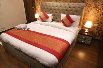 Bedroom in 3 BHK Apartment at Saket – for Rent