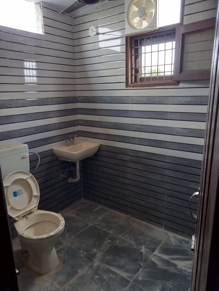 Bathroom, sector 14 3 Bedroom 1700 Sq.Ft. Builder Floor In Sector 14 Gurgaon 8024980