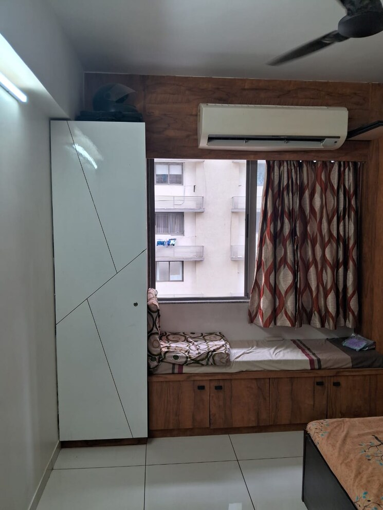 Room, vaishnodevi circle 2 Bedroom 110 Sq.Yd. Apartment In Vaishnodevi Circle Ahmedabad 8025065