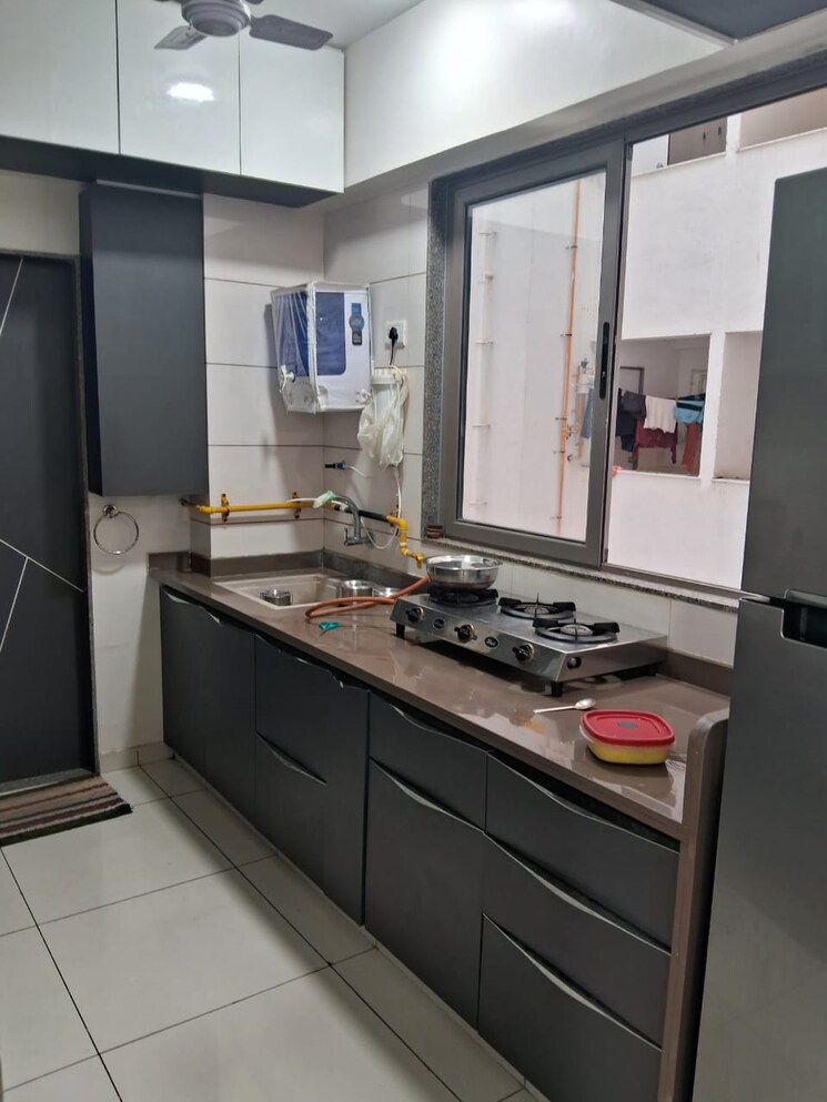 Kitchen, vaishnodevi circle 2 Bedroom 110 Sq.Yd. Apartment In Vaishnodevi Circle Ahmedabad 8025065