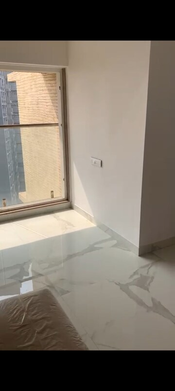 Room in 2 BHK Apartment at RNA NG Eclat, Andheri West – for Rent