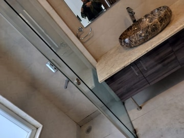 Furnished Amenities in 4 BHK Apartment at East Of Kailash – for Rent