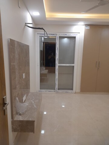 Room in 2 BHK Builder Floor at Dalanwala – for Rent