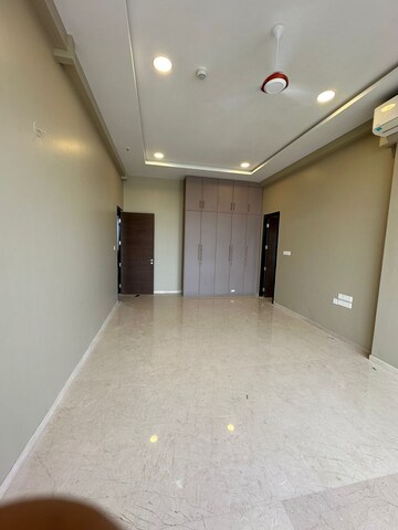 Room in 4 BHK Apartment at Kohinoor Square Altissimo, Dadar West – for Rent