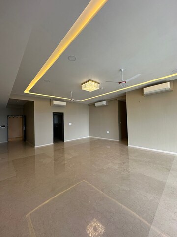 Room in 4 BHK Apartment at Kohinoor Square Altissimo, Dadar West – for Rent