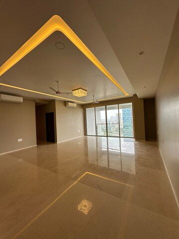 Room in 4 BHK Apartment at Kohinoor Square Altissimo, Dadar West – for Rent