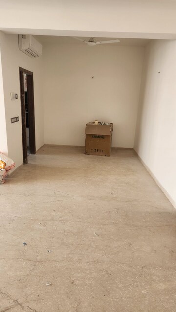 Room in 3 BHK Apartment at DLF City Phase IV, Dlf Phase iv – for Rent