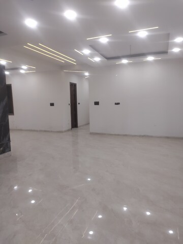 Room in 4 BHK Builder Floor at Sector 85 – for Sale