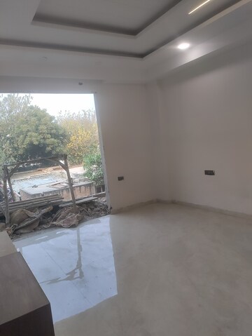 Room in 4 BHK Builder Floor at Sector 85 – for Sale
