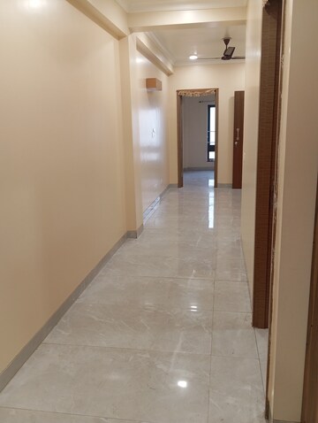 Furnished Amenities in 3 BHK Builder Floor at Krishna Nagar – for Rent
