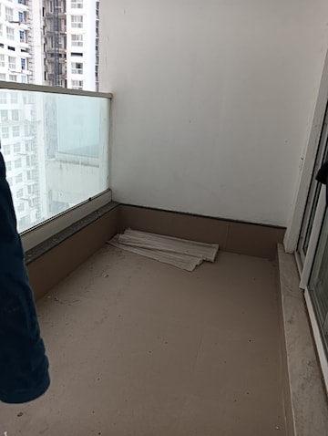 Room in 3 BHK Apartment at Omkar Alta Monte, Malad East – for Rent