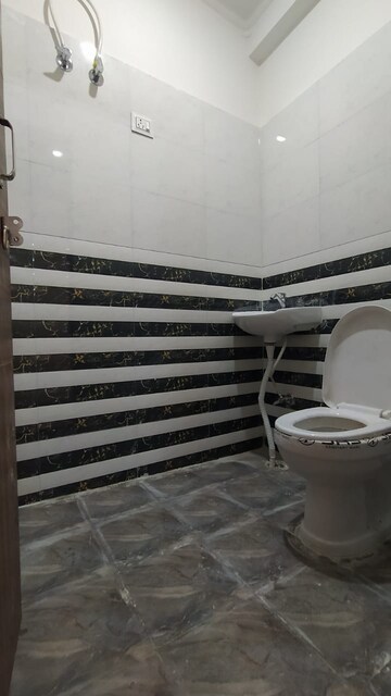 Attached Bathroom in 2 BHK Builder Floor at Vijay Nagar – for Sale
