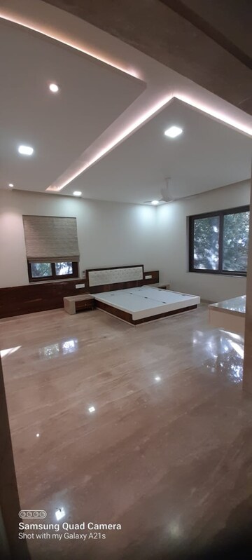 Room in 4 BHK Apartment at Banjara Hills – for Rent