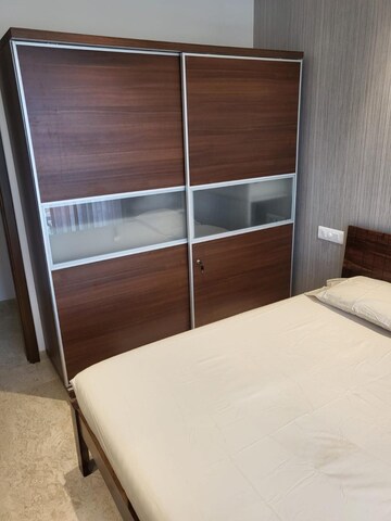 Room in 2 BHK Apartment at Hiranandani Castle Rock, Powai – for Rent