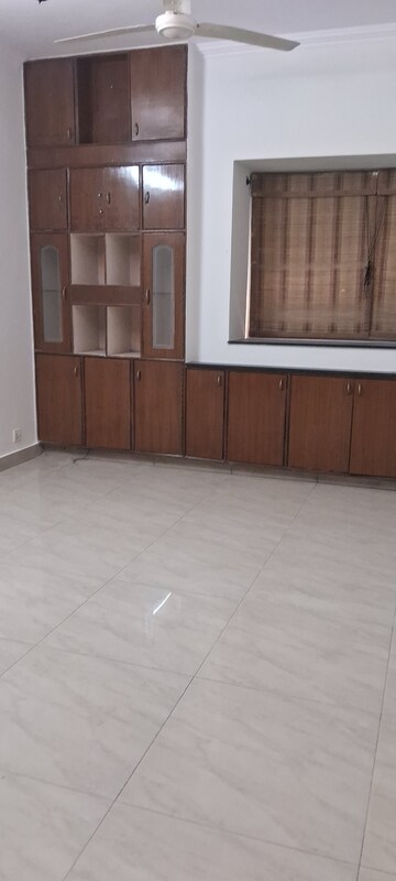 Room in 3 BHK Apartment at Sarita Vihar – for Rent