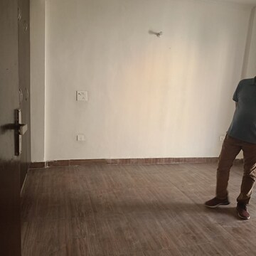 Room in 3 BHK Apartment at Amrapali Silicon City, Sector 76 – for Rent