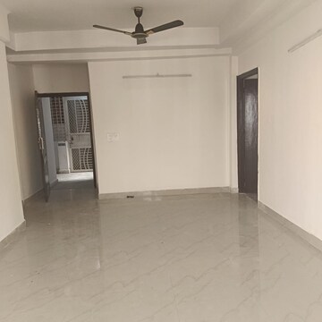 Room in 3 BHK Apartment at Amrapali Silicon City, Sector 76 – for Rent