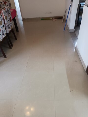 Room in 3 BHK Apartment at Amrapali Silicon City, Sector 76 – for Rent