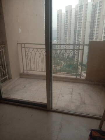 Room in 2 BHK Apartment at Mahagun Mywoods, Sector 16c Greater Noida – for Rent
