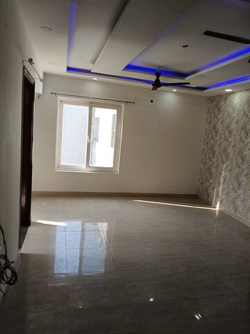 Room in 3 BHK Builder Floor at Sanauli – for Rent