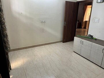 Master Bedroom in 3 BHK Builder Floor at Sector 14 – for Rent