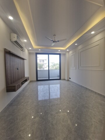 Room in 3 BHK Builder Floor at Sector 15i – for Rent