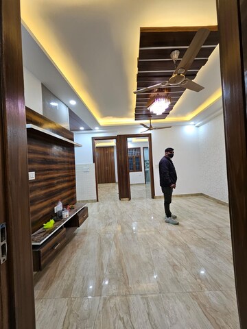 Parking in 3 BHK Builder Floor at Gyan Khand – for Rent