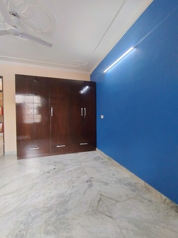 Room in 3 BHK Builder Floor at Sector 40 – for Rent