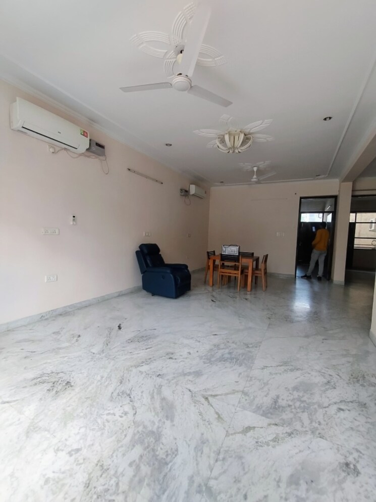  Parking, sector 40 3 Bedroom 1800 Sq.Ft. Builder Floor In Sector 40 Gurgaon 8026606