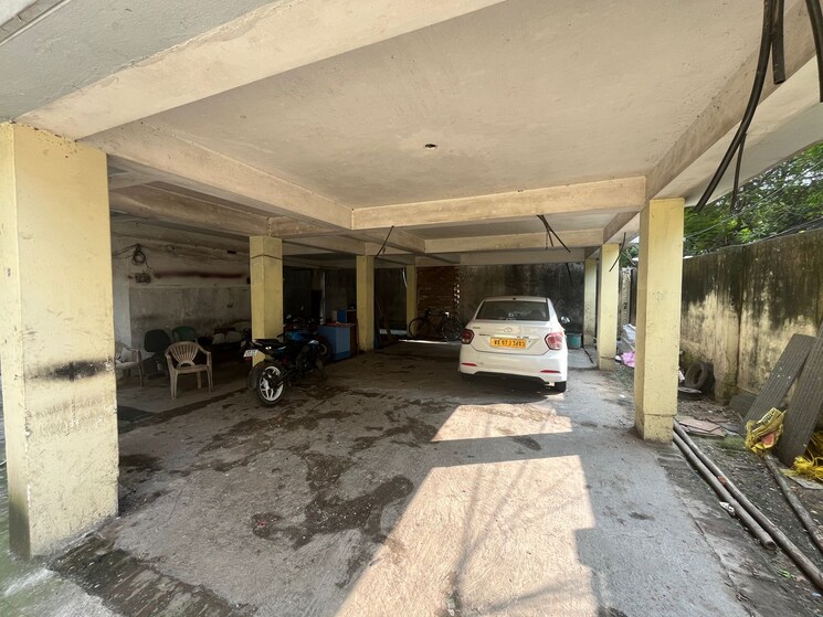  Parking, rafi ahmed kidwai road Commercial Showroom 3000 Sq.Ft. In Rafi Ahmed Kidwai Road Kolkata 8026682