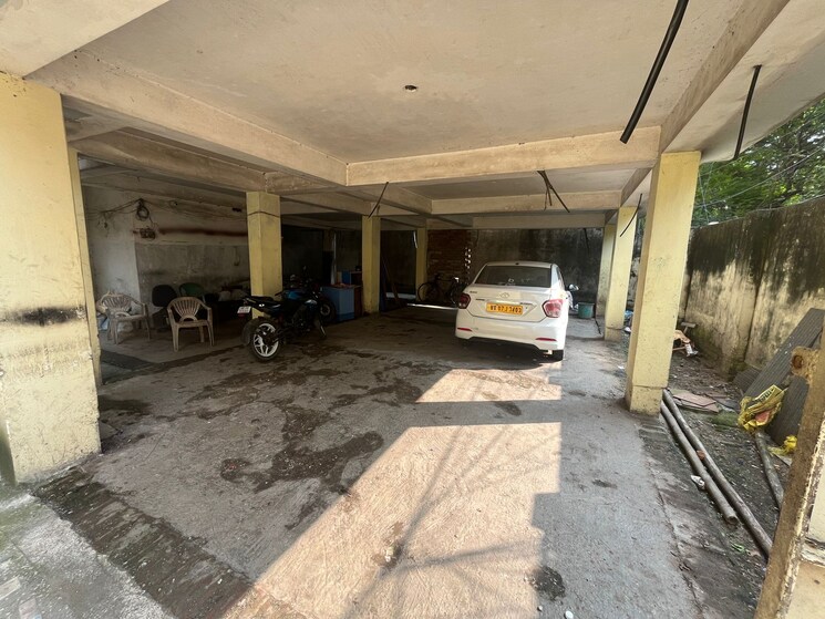  Parking, rafi ahmed kidwai road Commercial Showroom 3000 Sq.Ft. In Rafi Ahmed Kidwai Road Kolkata 8026682