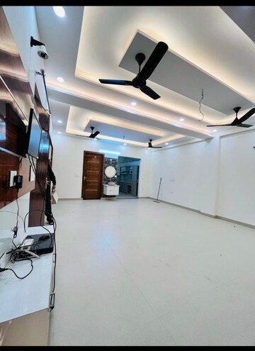 Master Bedroom in 4 BHK Builder Floor at Spring Field, Sector 31 – for Sale