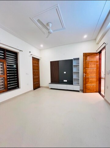 Room in 4 BHK Builder Floor at Spring Field, Sector 31 – for Sale