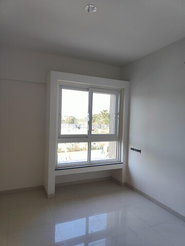 Room in 2 BHK Apartment at Nyati Evolve 1, Magarpatta City – for Rent