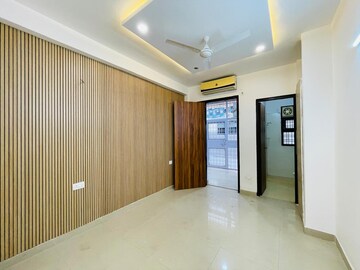 Room in 4 BHK Apartment at DLF Park Place, Sector 54 – for Sale