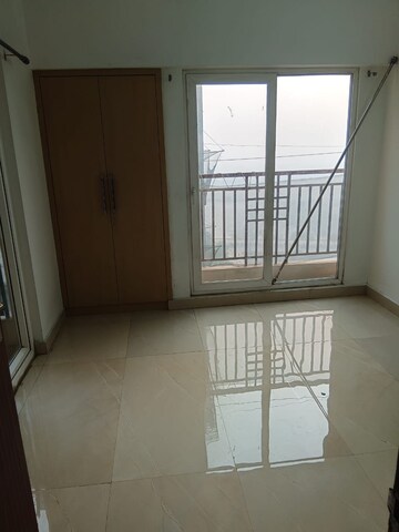 Room in 2 BHK Apartment at Amrapali Golf Homes, Sector 4, Greater Noida – for Sale