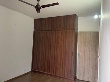 Room in 3 BHK Apartment at DLF The Primus, Sector 82a – for Rent