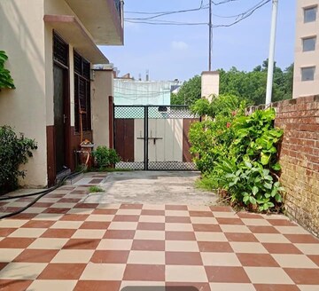 Balcony in 2 BHK Independent House at Aliganj – for Rent