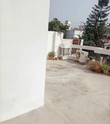 Parking in 2 BHK Villa at Aliganj – for Rent
